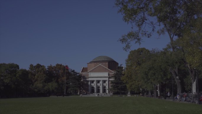 清华大学秋季 教学楼 草坪 秋景