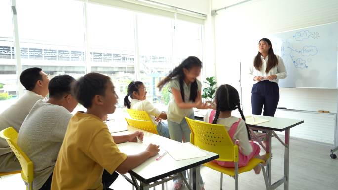 学生和朋友在课堂上与老师一起学习