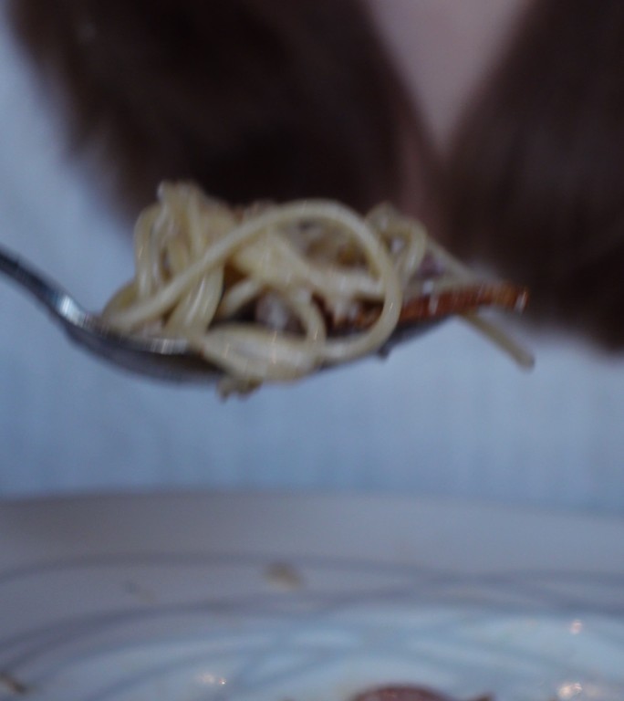 亚洲vlogger青少年女孩在餐厅吃食物
