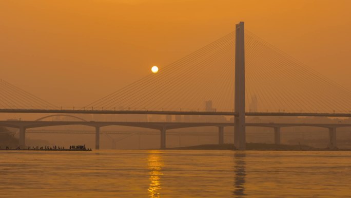 江河上的日落