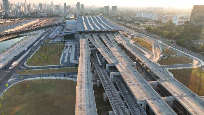 泰国曼谷正在建设中的新铁路枢纽交通大楼，Bang Sue中央车站的鸟瞰图，该车站有多条高速铁路列车车