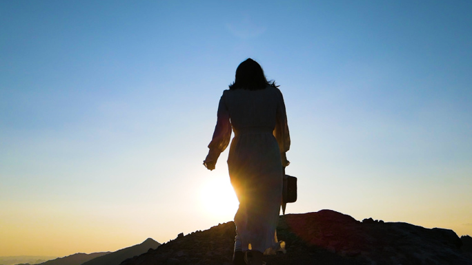 女生山顶逆光行走剪影山顶眺望思考人生