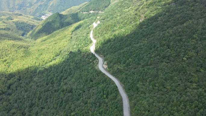 航拍大山公路