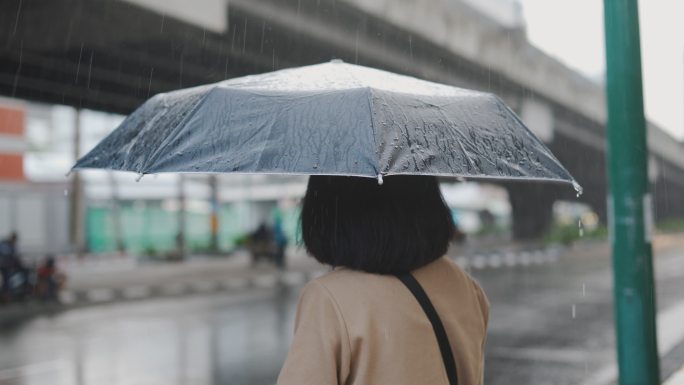 亚洲女人在雨里等出租车