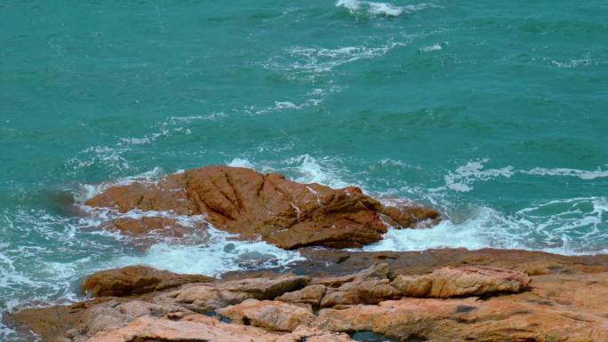 海浪慢镜头海浪升格海浪拍打礁石视频素材