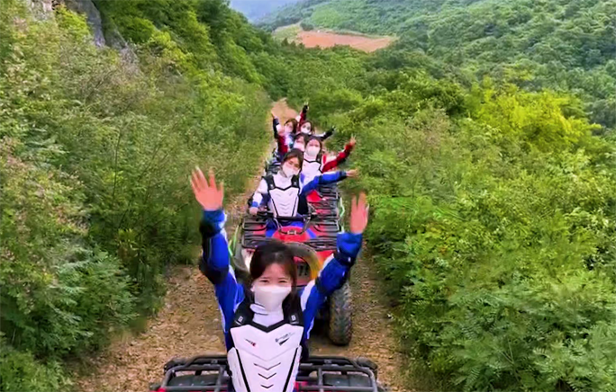 女子越野山地摩托车队山顶骑行