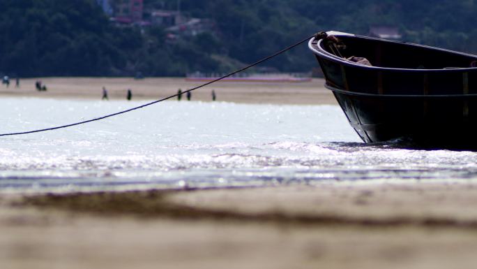 泊船 纤绳 海浪 沙滩 岸边