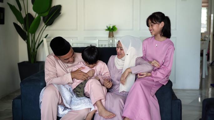 马来西亚穆斯林家庭纽带，在家里欢庆开斋节