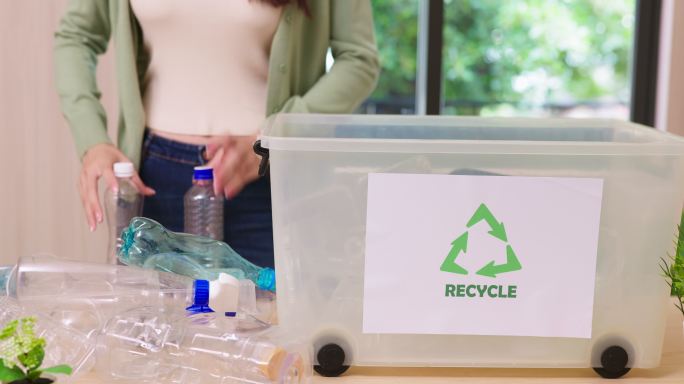 做回收的女人回收整理物品