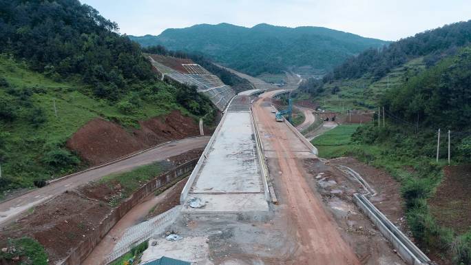 公路建设视频山区高速公路塌方路段施工工地