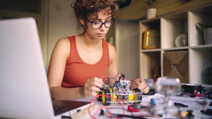 好奇的自学成才的女性程序员，使用Arduino软件平台，改进了她的带有传感器的机器人汽车原型