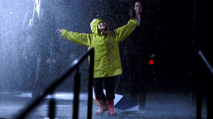小女孩在雨中跳舞淋雨玩的孩子幸福时光美好