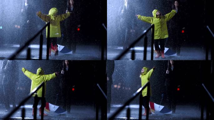 小女孩在雨中跳舞淋雨玩的孩子幸福时光美好