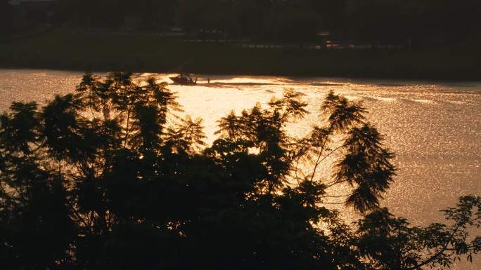 夕阳湖面水面反光倒影波光粼粼金光游船