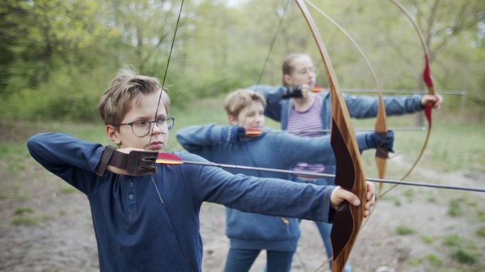 孩子们在森林里玩弓箭游戏