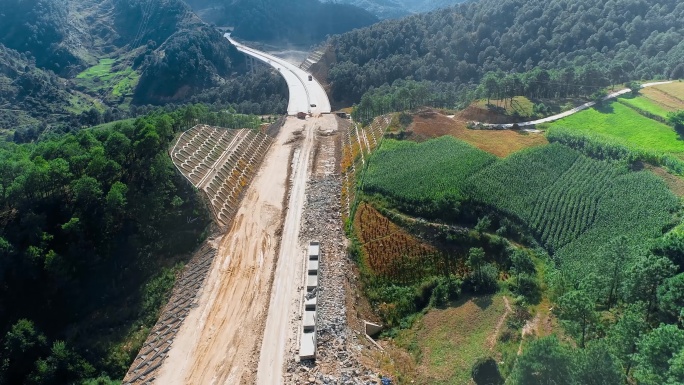 公路建设视频山区高速公路高填土施工工地