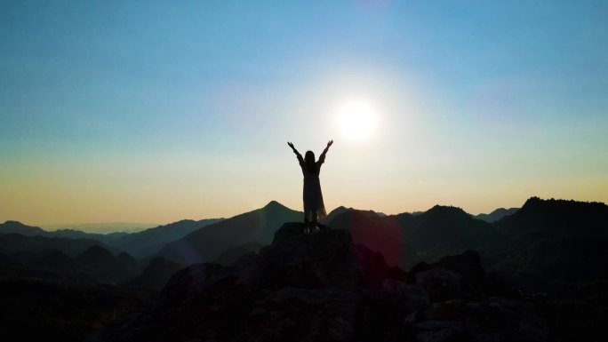 山顶张开双臂拥抱蓝天概念视频山顶登山眺望