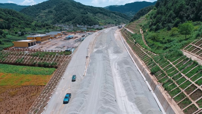 公路视频山区高速公路堆满混凝土施工工地