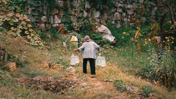 山村老人挑水独居老人艰苦生活干旱饮用水源
