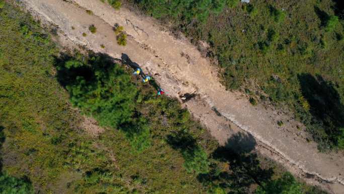 地勘测绘队员翻山越岭地质勘探测量俯拍