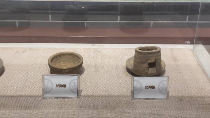 博物馆展出的汉代陶器文物