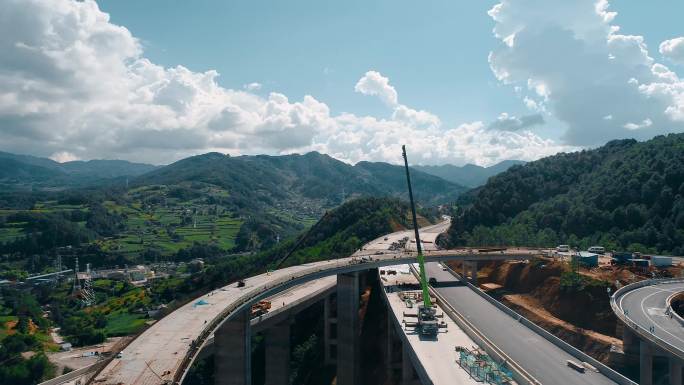 公路视频山区高速公路钢结构桥梁吊装施工
