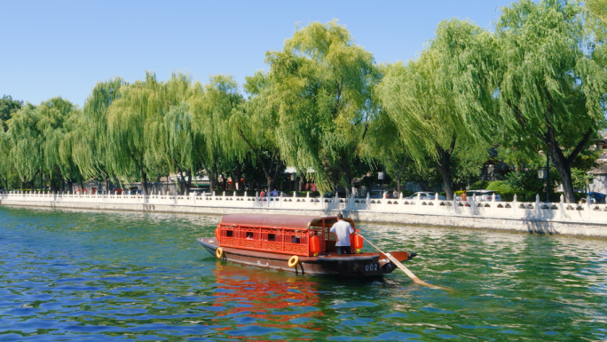 清澈见底的湖水  北京什刹海