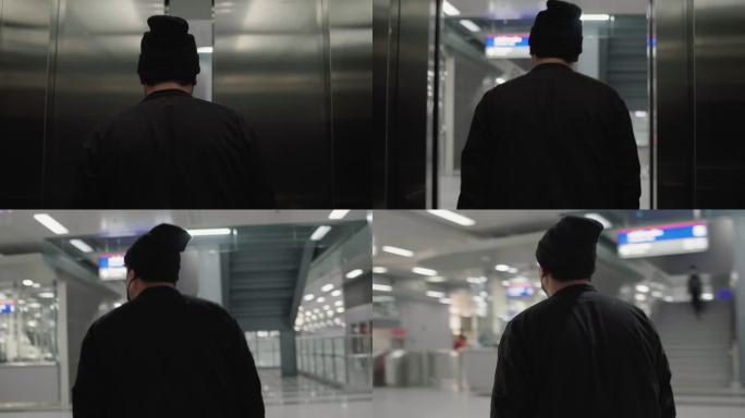 一名亚洲男子在地铁站行走