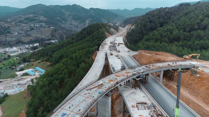 公路山区高速公路钢结构桥梁吊装施工工地