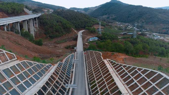 高速公路建设视频山区高速公路匝道施工工地