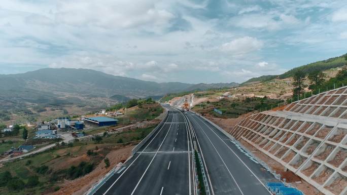 高速公路建设视频山区高速公路混凝土厂