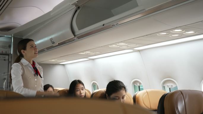 乘客坐在商用飞机上。