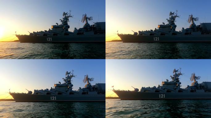 军舰在日落时停泊在海湾