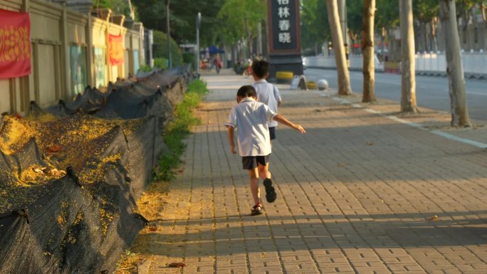 幼儿园放学、童年玩伴