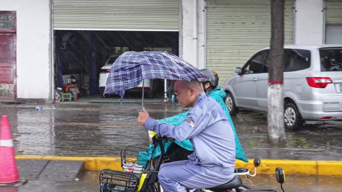 雨天骑电动车城市素材