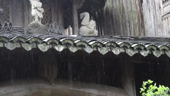 古建筑雨天屋檐水滴