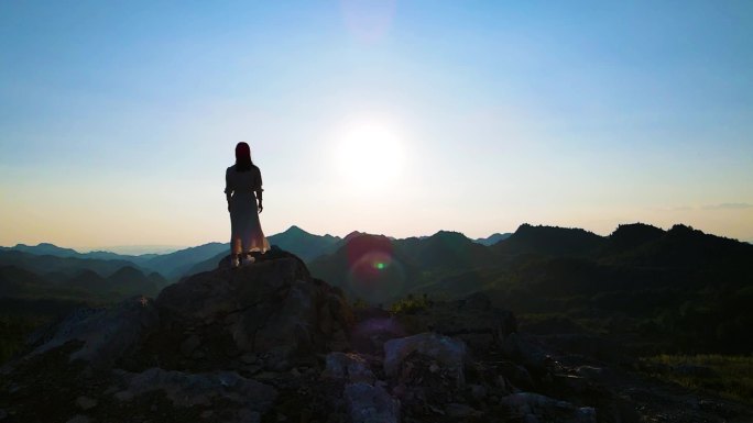 山顶眺望成功登顶女企业家思考人生登山素材