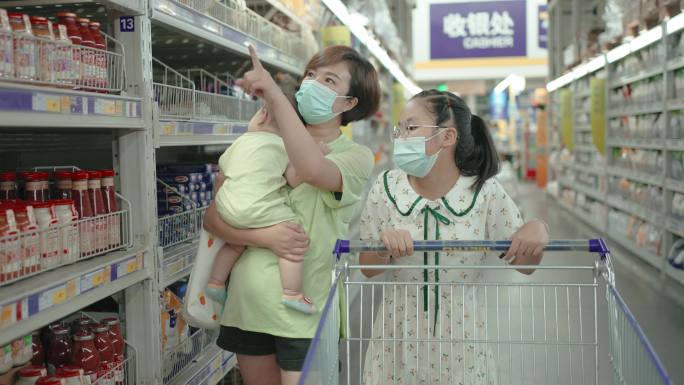 超级市场里的女人和女儿