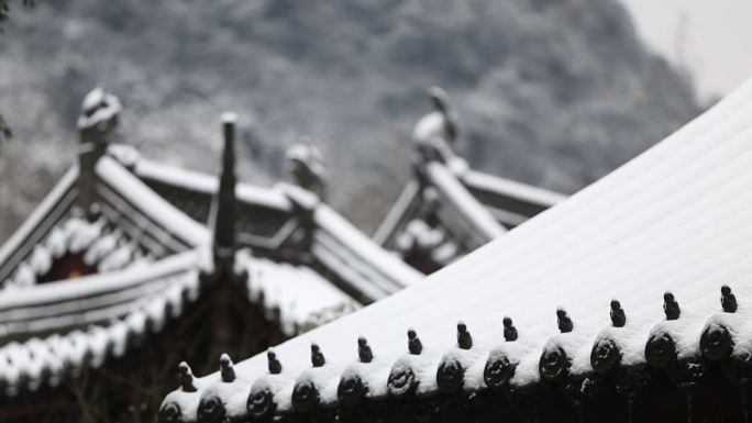 江南浙江绍兴诸暨五泄冬天寺庙屋顶积雪屋檐