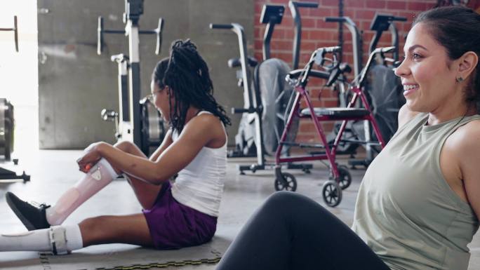 女性在锻炼后的伸展运动中聊天