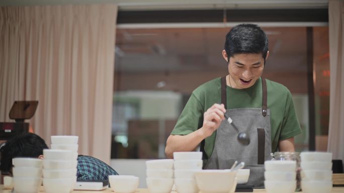 2名亚裔中国咖啡师在工作室工作场所享受准备咖啡杯的过程