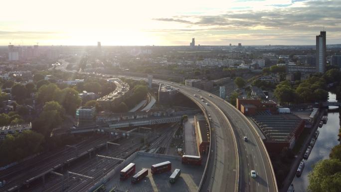 公路、铁路和运河。西伦敦韦斯特伯尔尼格罗夫的交通方式和住房之间有趣的并置。从高角度来看。