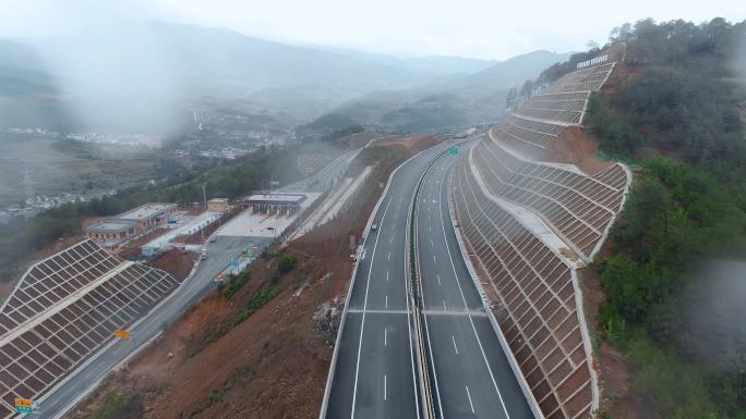 公路雨季修建施工中的云南山区高速公路视频