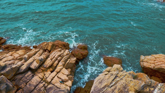 蔚蓝色海水礁石岛屿大海海浪浪花拍打礁石