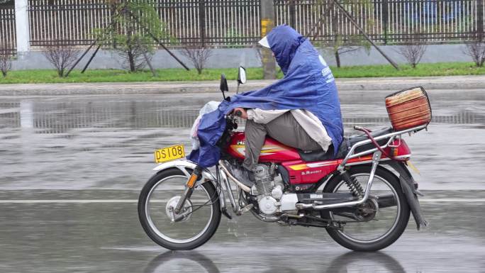 雨天骑摩托车城市素材