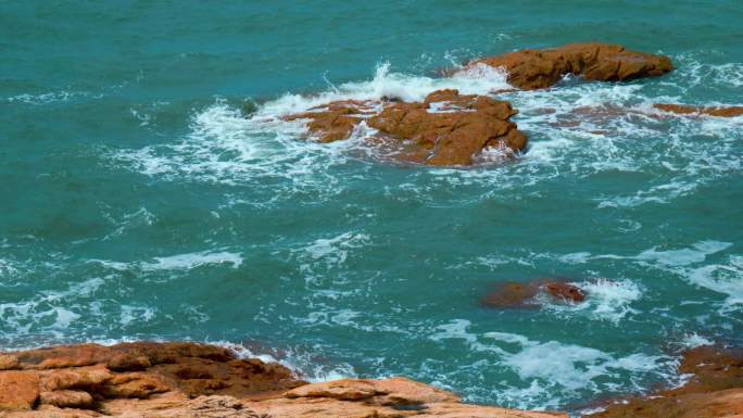 大海礁石海浪浪花拍打石头海水升格视频素材