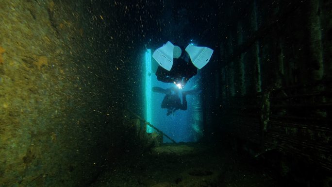 探索红海著名的潜水点。潜水员们正沉入塞勒姆快船失事