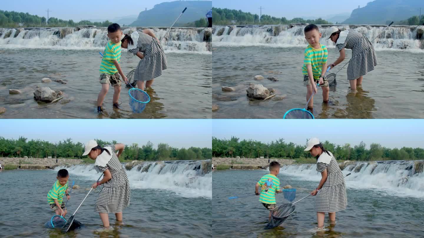 孩子玩水捞鱼1