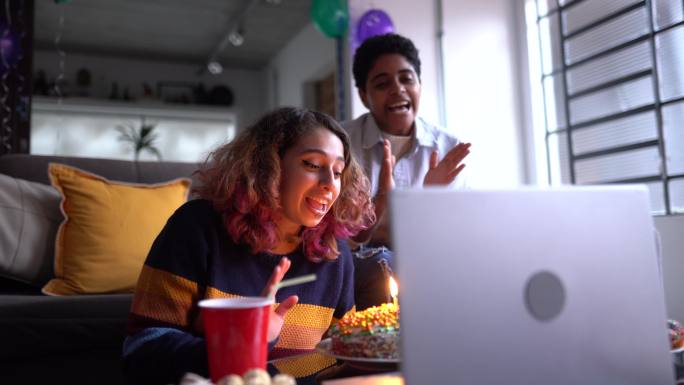 朋友们在家里的笔记本电脑上通过视频通话庆祝生日