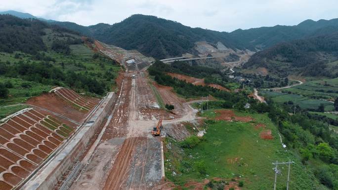 公路视频建设初期的云南山区高速公路工地